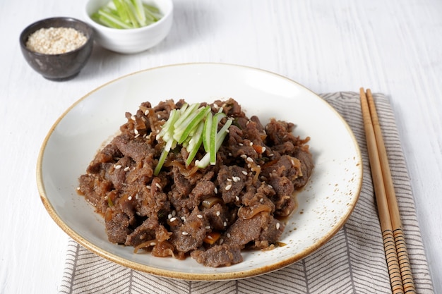 Bulgogi de carne coreana sobre fondo blanco con espacio de copia