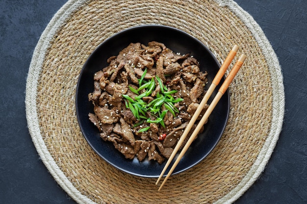 Foto bulgogi en una vista superior de comida tradicional coreana de fondo negro