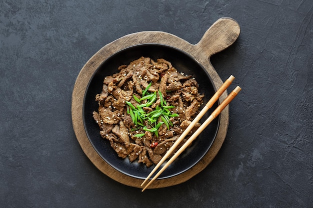 Bulgogi en una vista superior de comida tradicional coreana de fondo negro