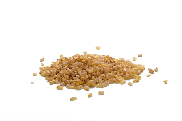 Bulgur aislado sobre fondo blanco.