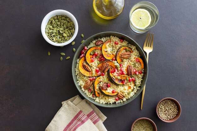 Bulgur con calabaza, granada y nueces pecanas. Alimentación saludable. Comida vegetariana.