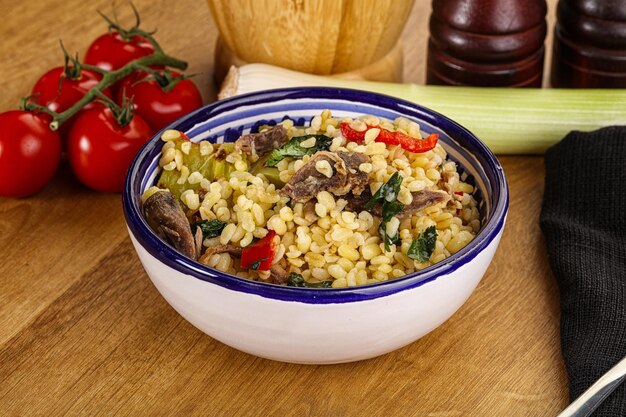 Bulgur con carne de cordero, verduras y especias