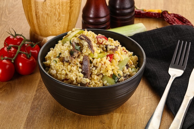 Bulgur con carne de cordero, verduras y especias