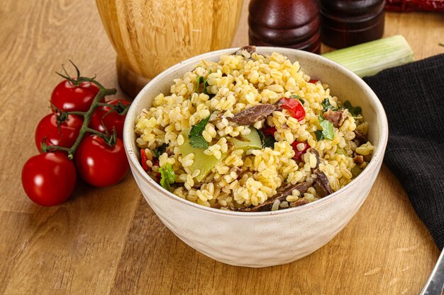 Bulgur con carne de cordero, verduras y especias