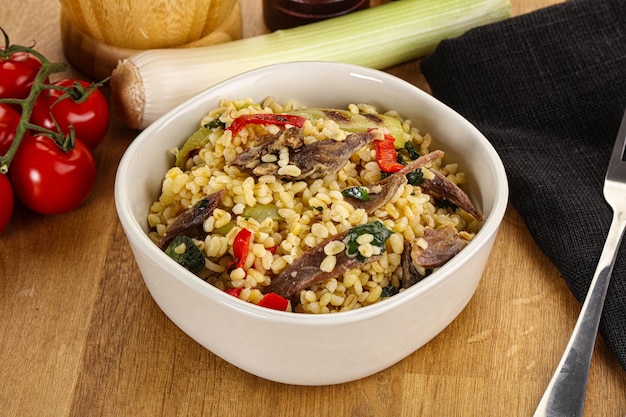 Bulgur con carne de cordero, verduras y especias