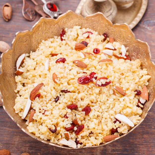 Foto bulgur con cerezas secas y almendras