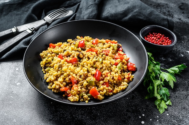 Bulgur cocido con verduras y carne de pollo