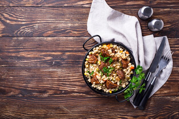 Bulgur com carne e legumes