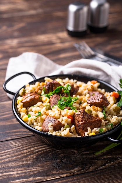 Bulgur com carne e legumes