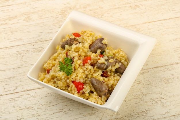 Bulgur com corações de frango