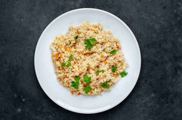 Bulgur com legumes em um prato branco