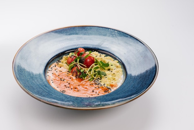 Bulgur com molho de tomate, tomate cereja e microgreen