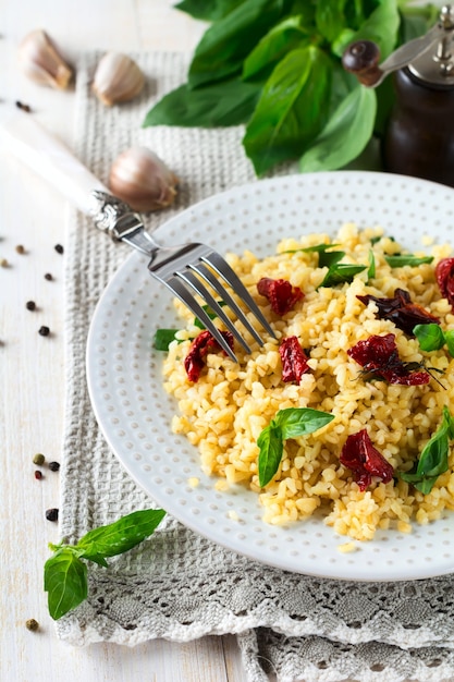 Bulgur com tomate seco e manjericão