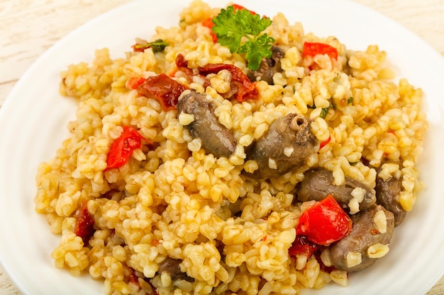 Bulgur con corazones de pollo y tomates secos