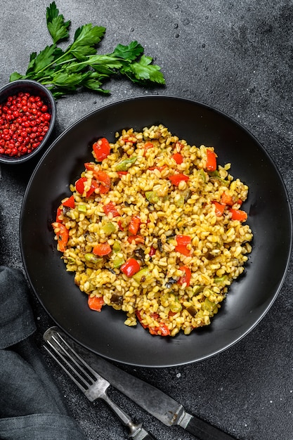 Bulgur cozido com legumes e carne de frango