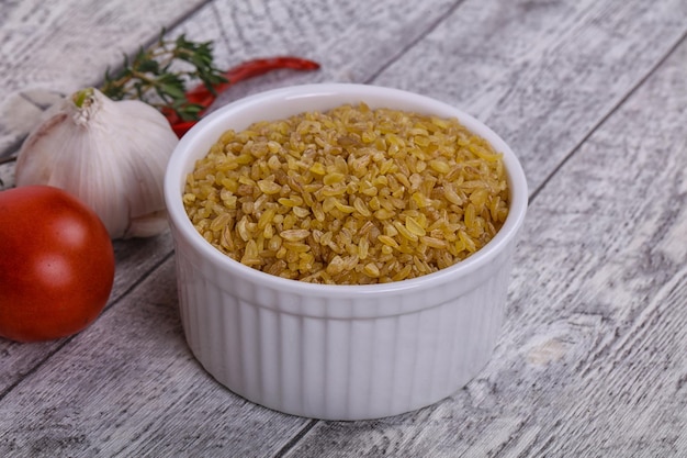 Bulgur cru na tigela com tomate e alho