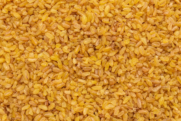 Bulgur em um pires branco sobre um fundo cinza concreto