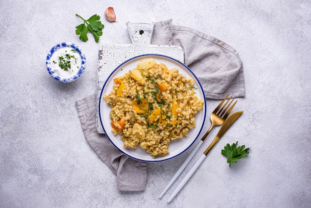 Bulgur estofado saludable con verduras