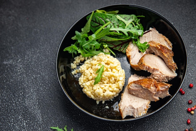 Bulgur Fleisch und Salat Blätter Salat gesunde Mahlzeit Lebensmittel Diät Snack auf dem Tisch Kopie Raum Essen