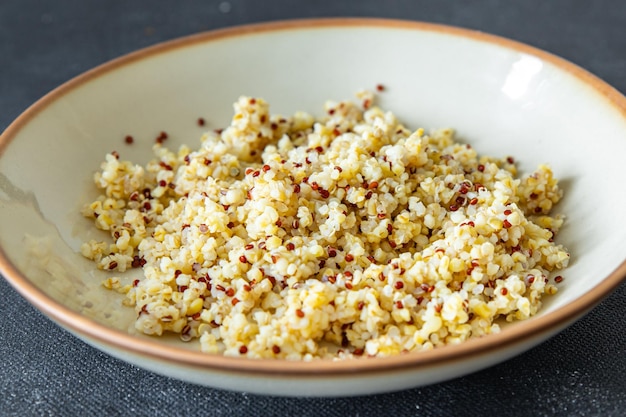 bulgur mingau de quinoa cereal mix fresco refeição saudável comida lanche dieta na mesa cópia espaço comida