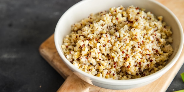 bulgur mingau de quinoa cereal mix fresco refeição saudável comida lanche dieta na mesa cópia espaço comida