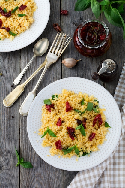 Bulgur mit getrockneten Tomaten und Basilikum