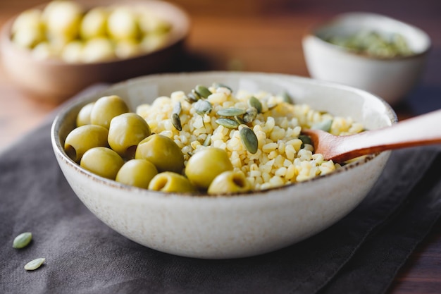 Bulgur mit grünen Oliven und Pepitas gesunde Ernährung einfaches Rezept aus lang gelagerten Lebensmitteln