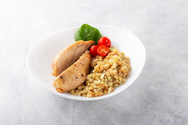 Bulgur mit Hähnchenfilet und Cherrytomaten