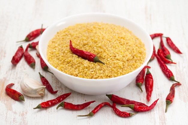 Bulgur mit Piri-Piri auf weißer Schale