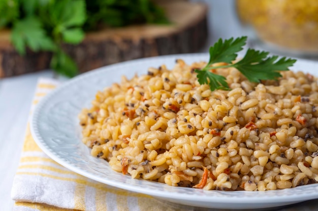 Bulgur pilaf com sementes de chia (nome turco; chia tohumlu bulgur pilavi)