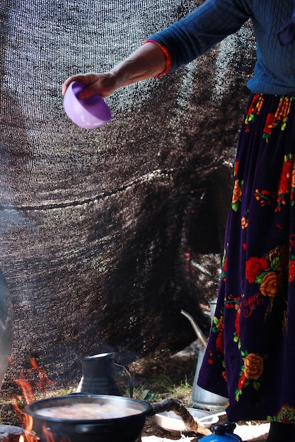 Bulgur pilaf cozido em fogo a lenha tenda Nomad