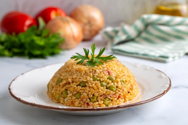 Bulgur-Pilaf mit Erbsen türkischer Name Bezelyeli bulgur pilavi