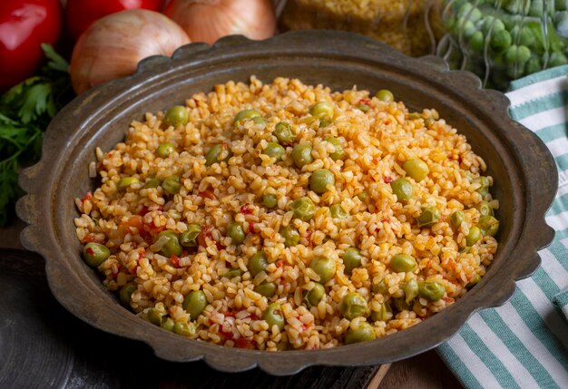 Foto bulgur-pilaf mit erbsen türkischer name bezelyeli bulgur pilavi