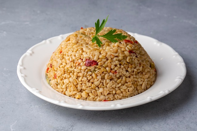 Bulgur-Pilaw mit Firik (türkischer Name; firikli bulgur pilavi)