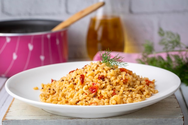 Foto bulgur-pilaw mit quinoa, food-konzeptfoto. türkischer name; kinoali bulgur pilavi