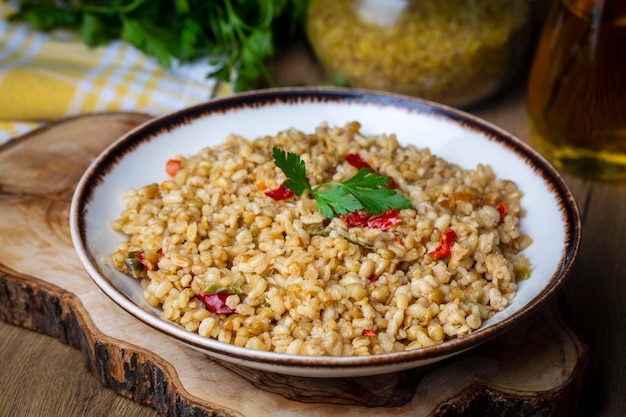 Bulgur-Pilaw mit Siyez-Weizen und Gemüse (türkischer Name; siyez bulgur pilavi)