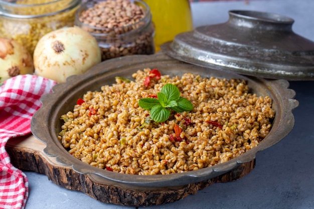 Foto bulgur-pilaw mit siyez-weizen und gemüse türkischer name siyez bulgur pilavi