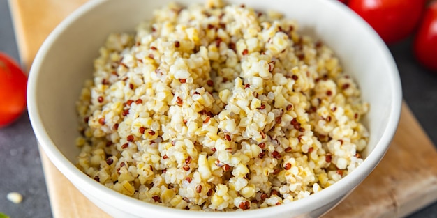 Bulgur-Quinoa-Brei-Müsli-Mischung, frisch, gesund, Mahlzeit, Snack, Diät auf dem Tisch, Kopienraum, Essen