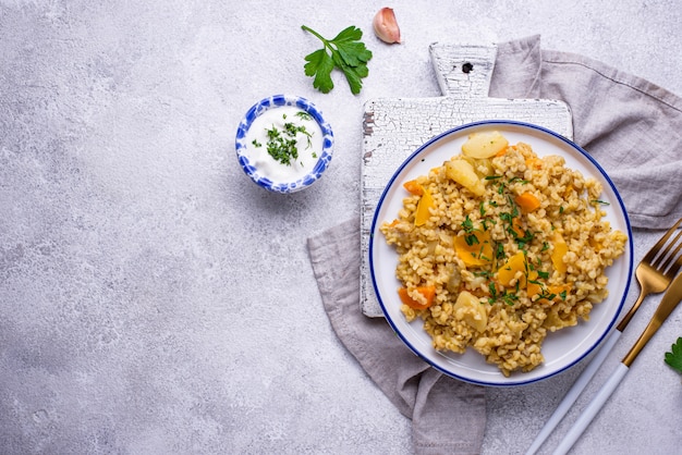 Bulgur saludable guisado con verduras