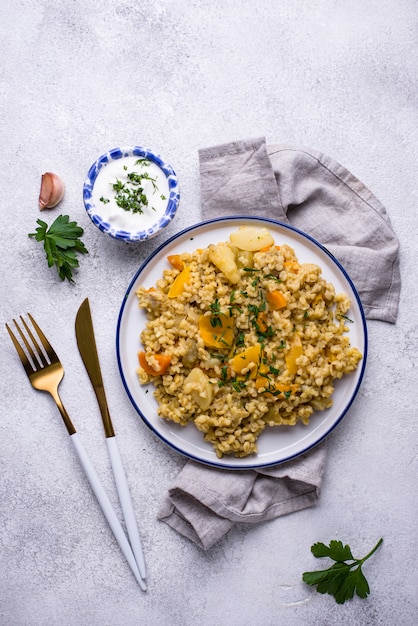 Bulgur saudável cozido com legumes