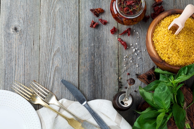 Bulgur con tomates secos y albahaca