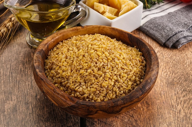 Foto el bulgur de trigo seco se cocina