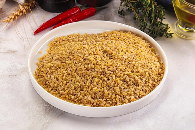 Foto el bulgur de trigo seco se cocina