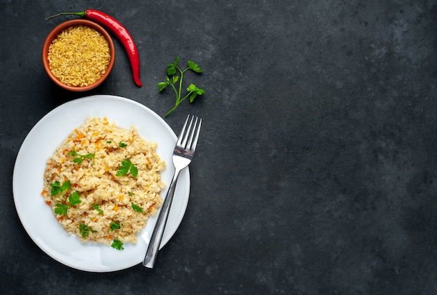 Bulgur con verduras en un plato blanco