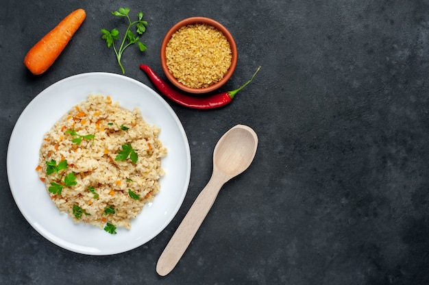 Bulgur con verduras en un plato blanco