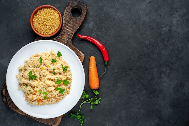 Bulgur con verduras en un plato blanco