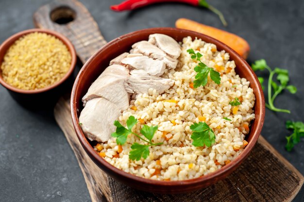 Bulgur con verduras y pollo en un tazón