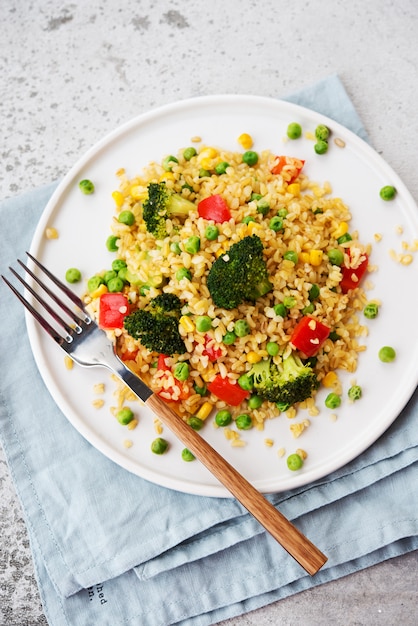 Bulgursalat mit Gemüse auf einem Teller