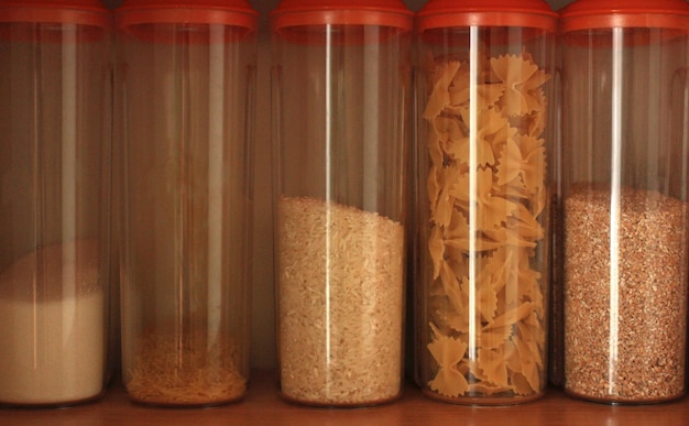 Bulk-Getreideprodukte in Behältern stehen hintereinander im Regal