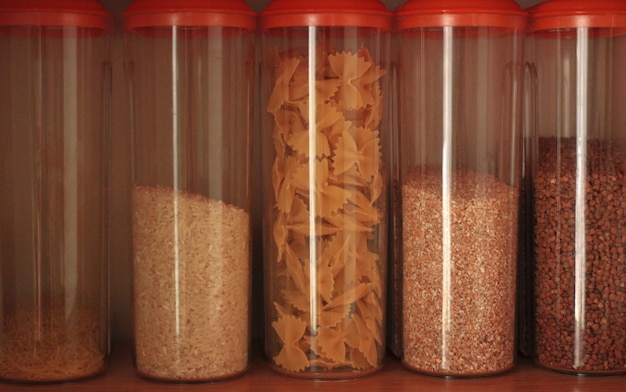 Bulk-Getreideprodukte in Behältern stehen hintereinander im Regal
